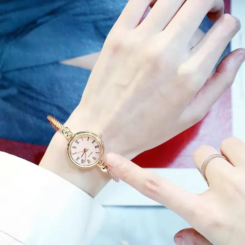 Fashion Women's Wristwatch Gold Bracelet Small Dial Elegant Watch New Cute Women Steel Bracelet Watch Quartz Wristwatch