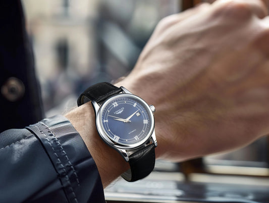 Automatic mechanical watch with date display and leather strap