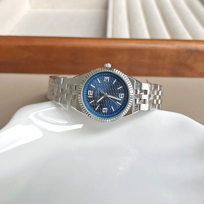 Nouvelle montre classique pour femmes avec un petit cadran élégant et un bracelet en acier ; montre-bracelet et accessoire horloger de haute qualité pour dames.