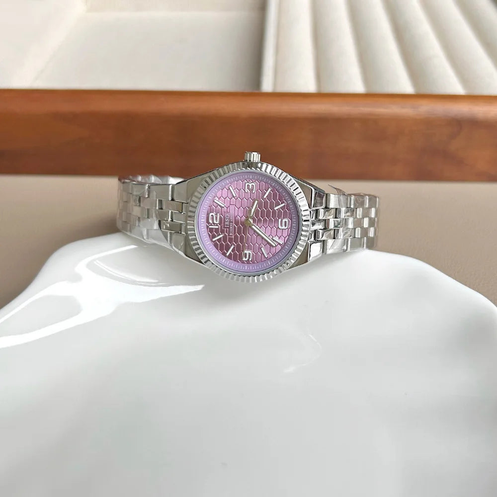 Nouvelle montre classique pour femmes avec un petit cadran élégant et un bracelet en acier ; montre-bracelet et accessoire horloger de haute qualité pour dames.