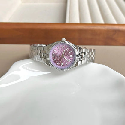 Nouvelle montre classique pour femmes avec un petit cadran élégant et un bracelet en acier ; montre-bracelet et accessoire horloger de haute qualité pour dames.