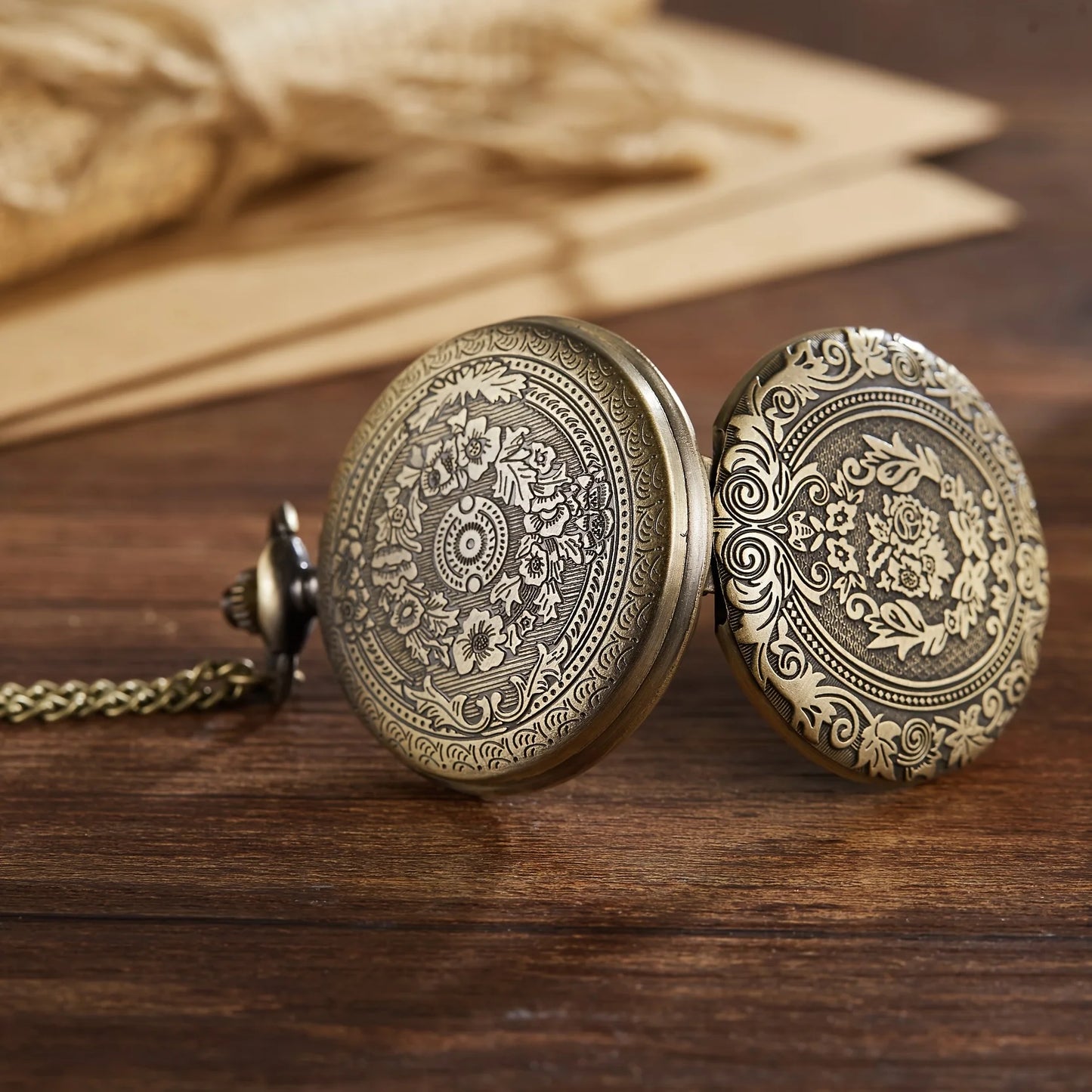 Montres de poche classiques et rétro à couvercle rabattable, gravées, pour femmes et hommes, montres suspendues à quartz, idéales pour offrir des cadeaux.