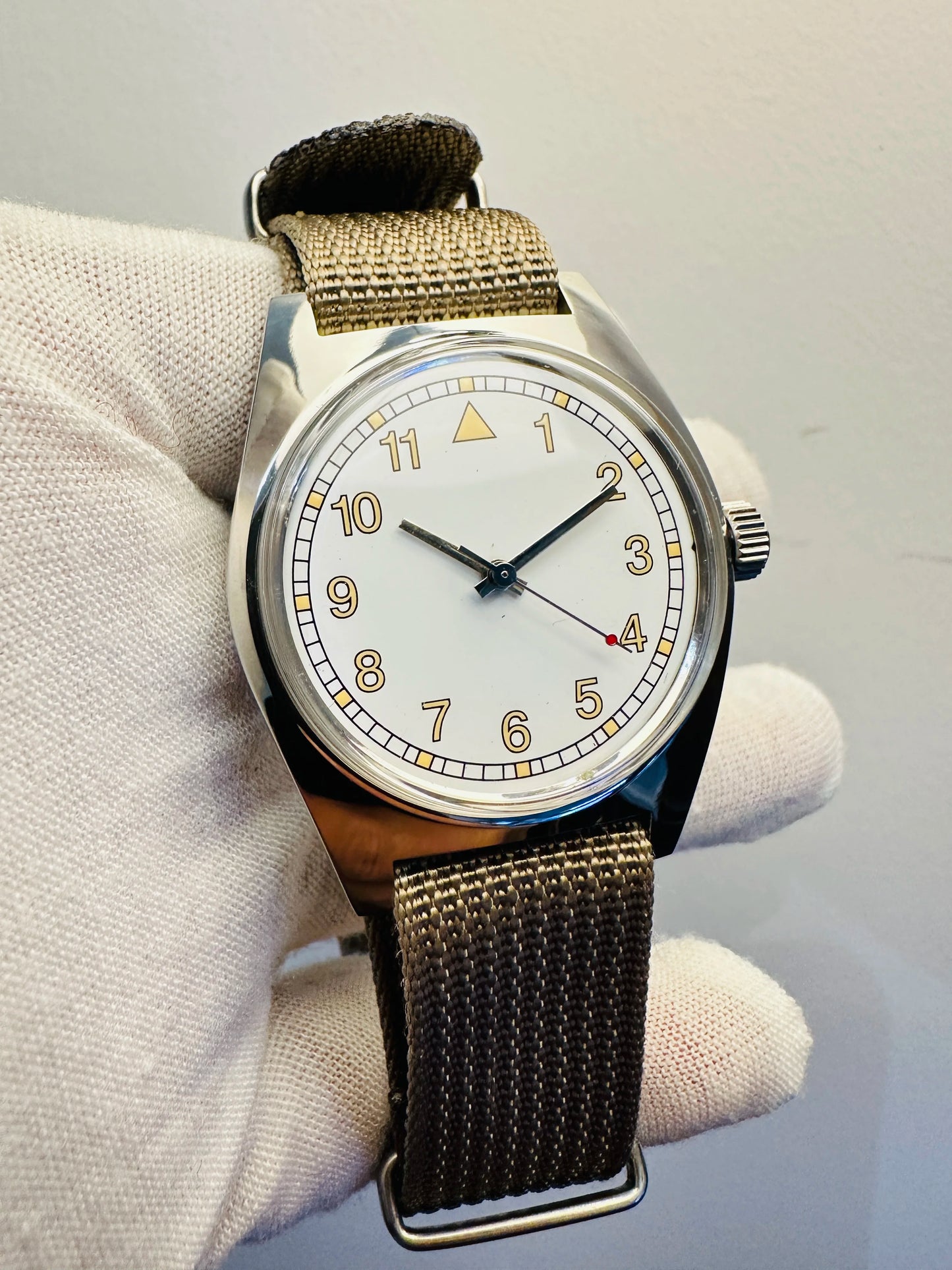 7120 hand-wind mechanical watch with 36mm vintage-inspired dial