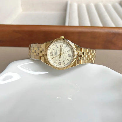 Nouvelle montre classique pour femmes avec un petit cadran élégant et un bracelet en acier ; montre-bracelet et accessoire horloger de haute qualité pour dames.