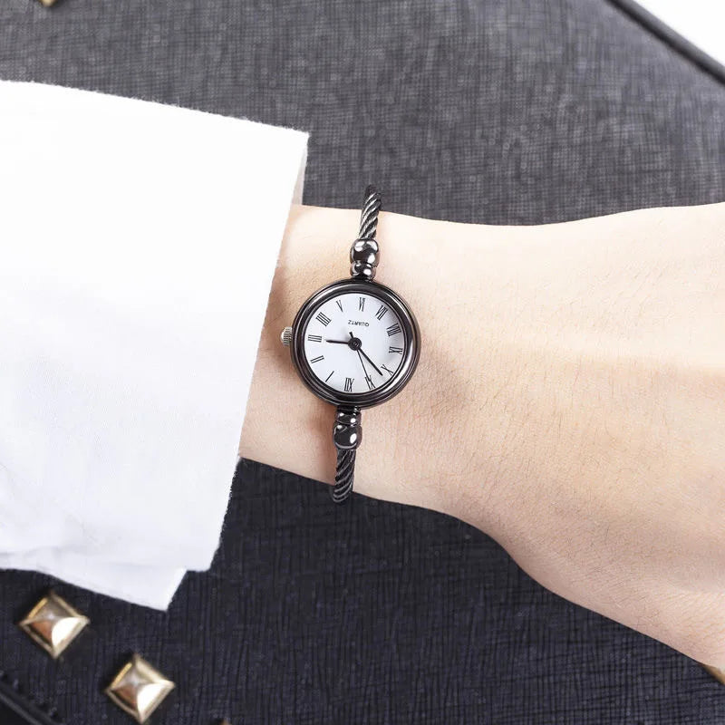 Fashion Women's Wristwatch Gold Bracelet Small Dial Elegant Watch New Cute Women Steel Bracelet Watch Quartz Wristwatch