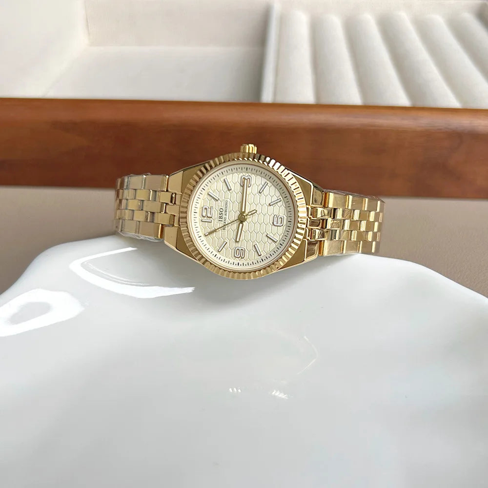 Nouvelle montre classique pour femmes avec un petit cadran élégant et un bracelet en acier ; montre-bracelet et accessoire horloger de haute qualité pour dames.