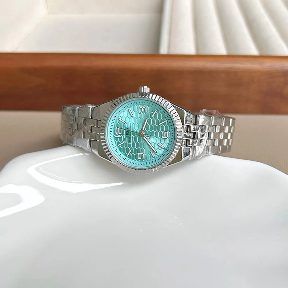 Nouvelle montre classique pour femmes avec un petit cadran élégant et un bracelet en acier ; montre-bracelet et accessoire horloger de haute qualité pour dames.
