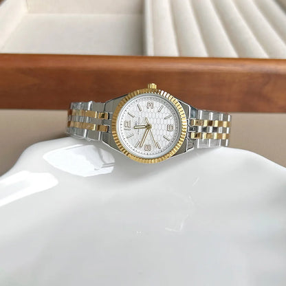 Nouvelle montre classique pour femmes avec un petit cadran élégant et un bracelet en acier ; montre-bracelet et accessoire horloger de haute qualité pour dames.