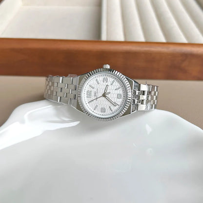 Nouvelle montre classique pour femmes avec un petit cadran élégant et un bracelet en acier ; montre-bracelet et accessoire horloger de haute qualité pour dames.