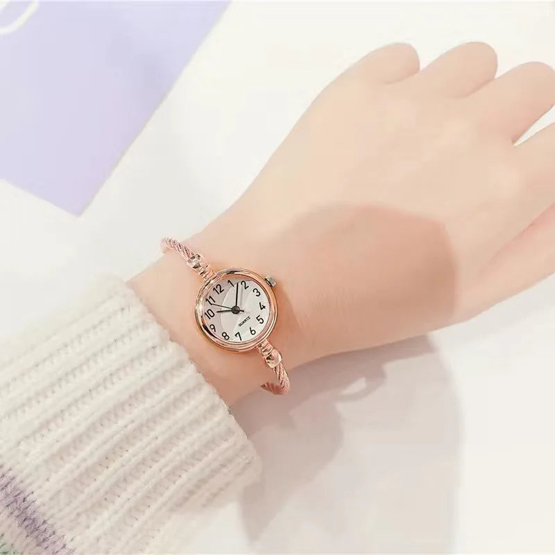 Fashion Women's Wristwatch Gold Bracelet Small Dial Elegant Watch New Cute Women Steel Bracelet Watch Quartz Wristwatch