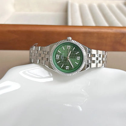 Nouvelle montre classique pour femmes avec un petit cadran élégant et un bracelet en acier ; montre-bracelet et accessoire horloger de haute qualité pour dames.